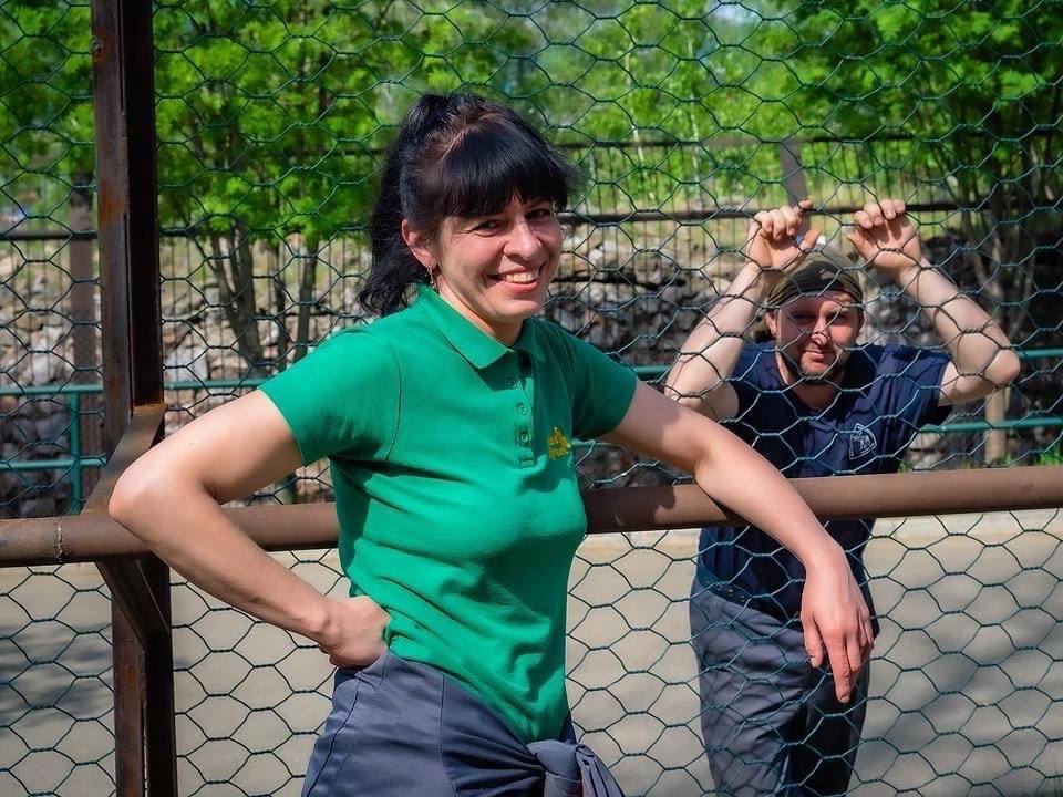 «Домашняя коза или жираф – неважно!»: зоолог Евгения Волкова о работе с подопечными «Роевого ручья»