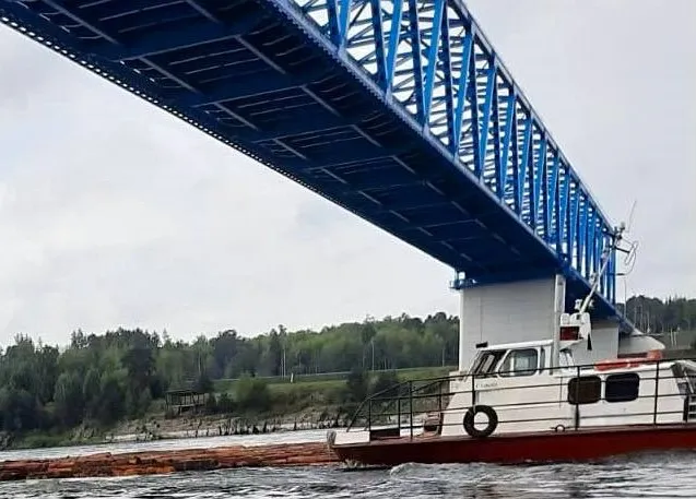 На севере Красноярского края теплоход столкнулся с подводным препятствием