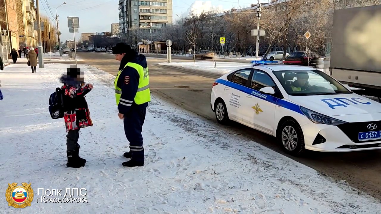 В Красноярске 12-летний школьник перебежал дорогу в неположенном месте на глазах инспекторов ДПС