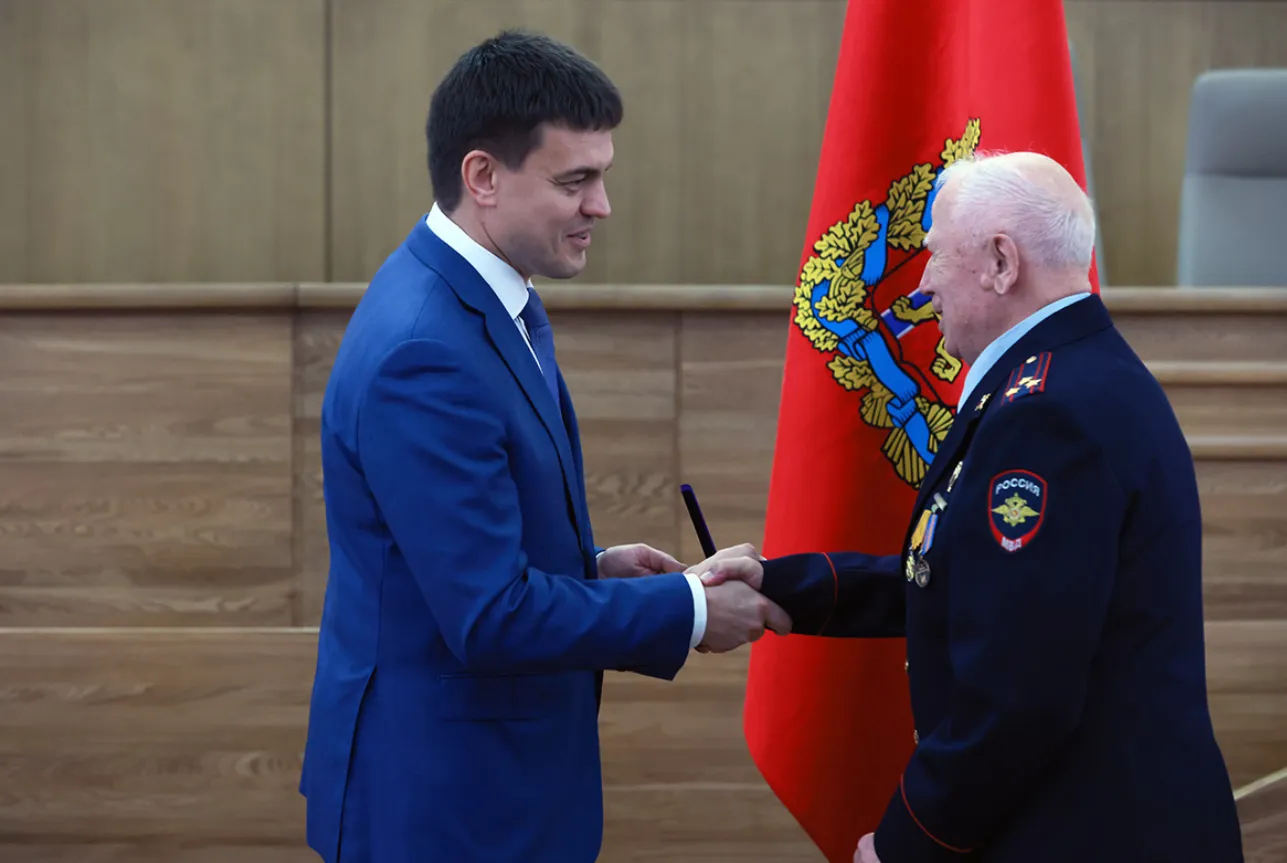 Михаил Котюков вручил награды жителям Красноярского края