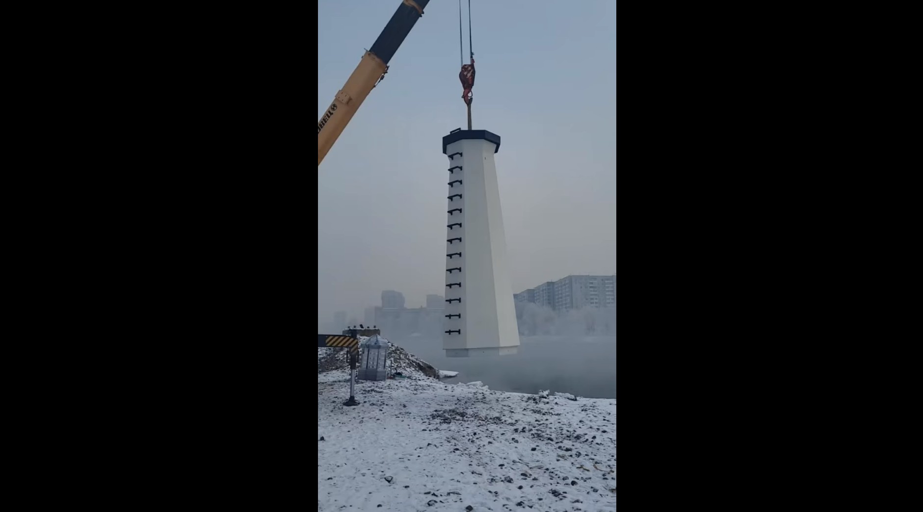 В Красноярске на острове Отдыха устанавливают 10-метровый маяк