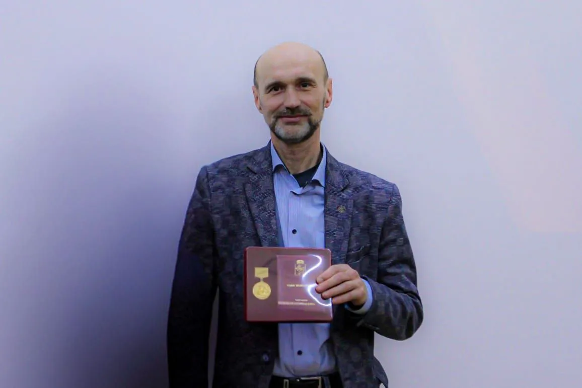 Скульптору Александру Ткачуку вручили медаль основателя Красноярска Андрея Дубенского
