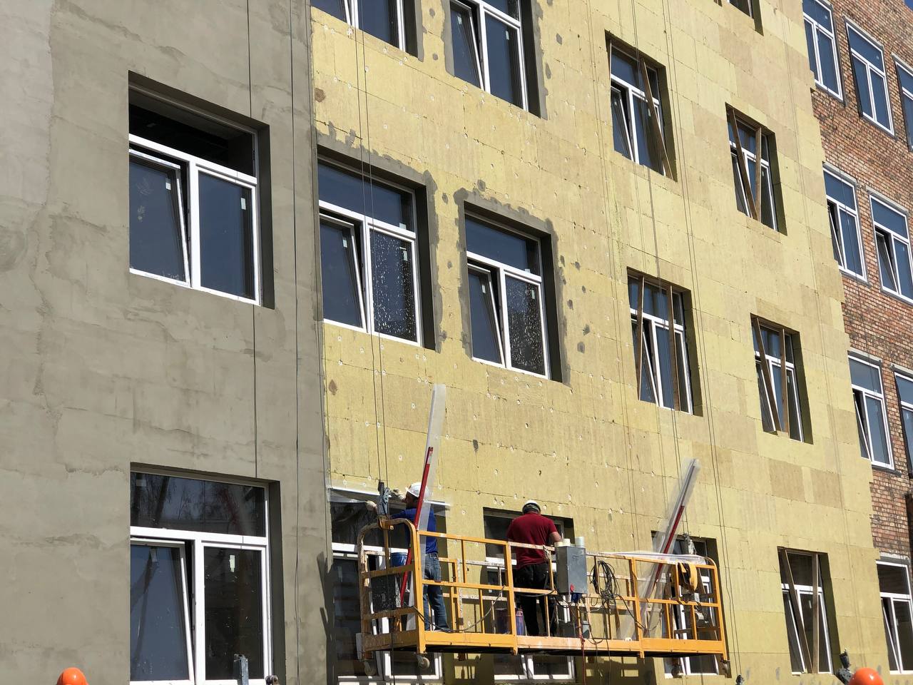 Реконструкцию одной из старейших школ Красноярска проверили депутаты горсовета
