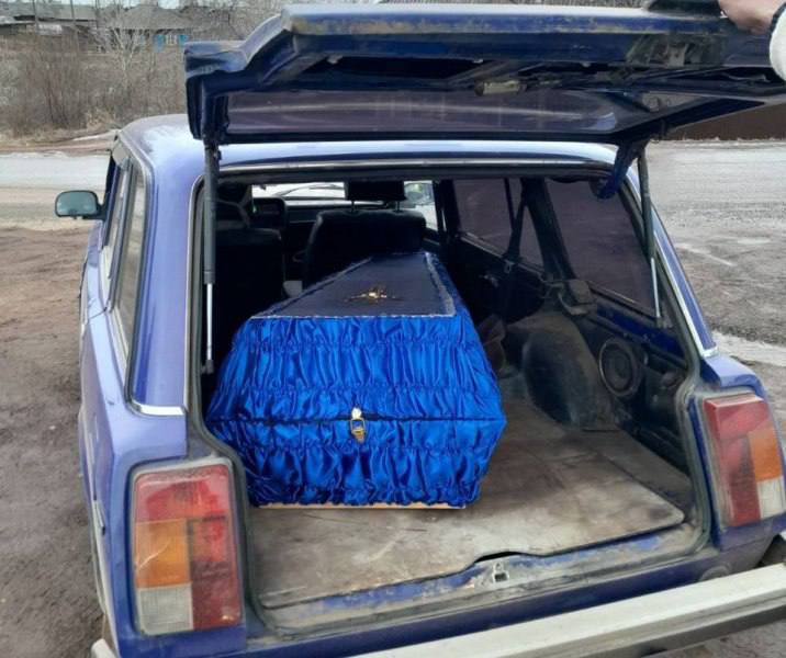 В Красноярском крае задержали пьяного работника ритуальных услуг с гробом в машине