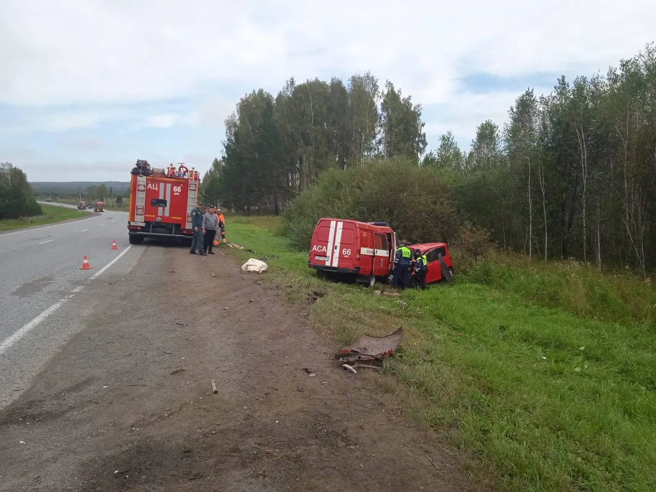 На трассе Красноярского края водитель выехал на встречку и врезался в автомобиль МЧС