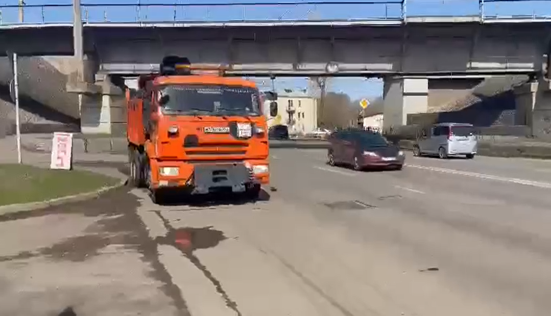 В Красноярске 25 мая дорожную пыль вышли убирать более 150 единиц спецтехники