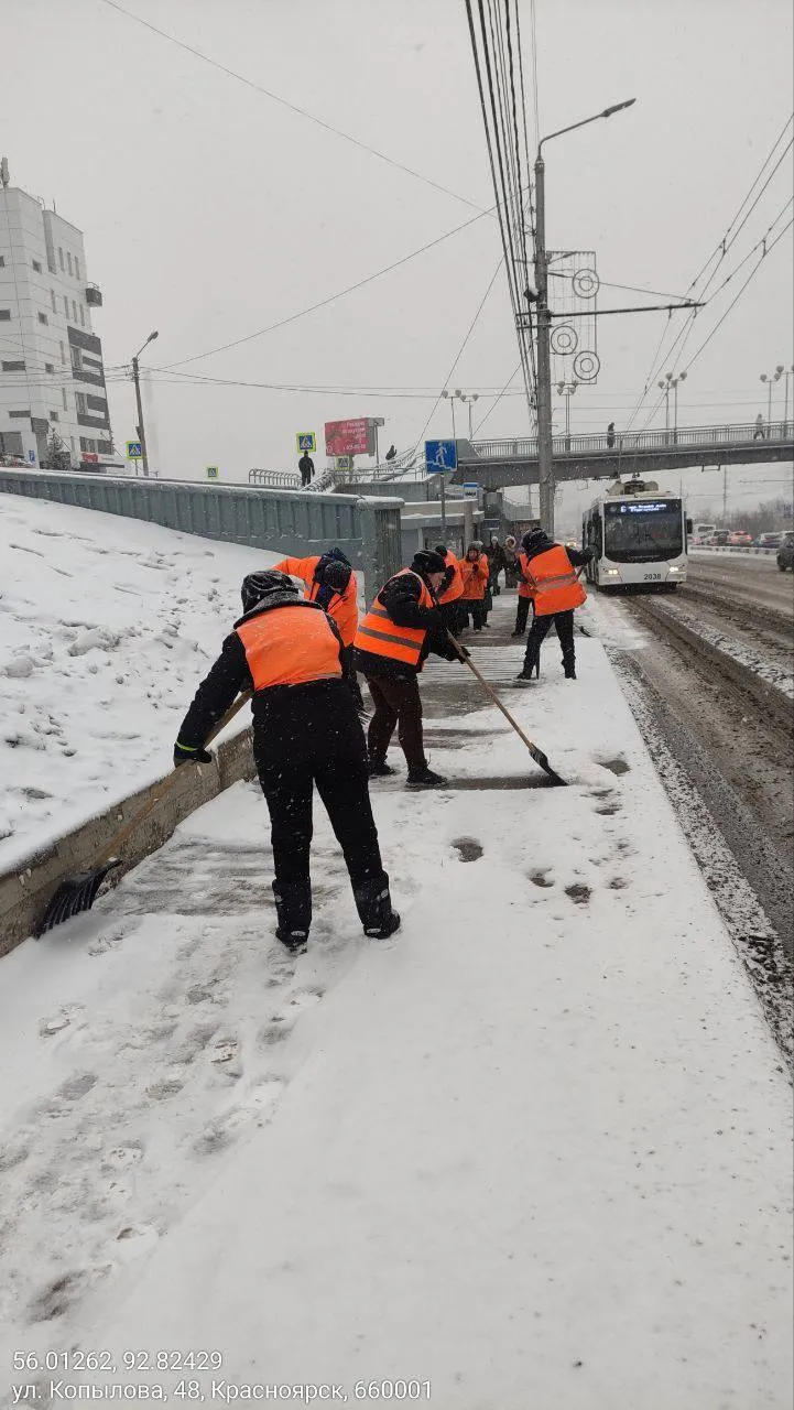 В Красноярске устраняют последствия снегопада