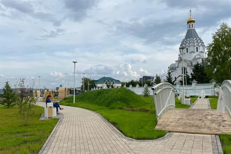 В Красноярске принимают благоустроенные по нацпроекту скверы
