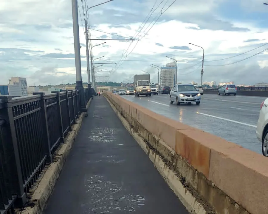 В Красноярске завершился ремонт тротуара Коммунального моста в сторону правого берега