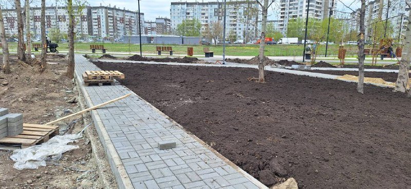 В Красноярске в сквере Казачий приступили к укладке брусчатки