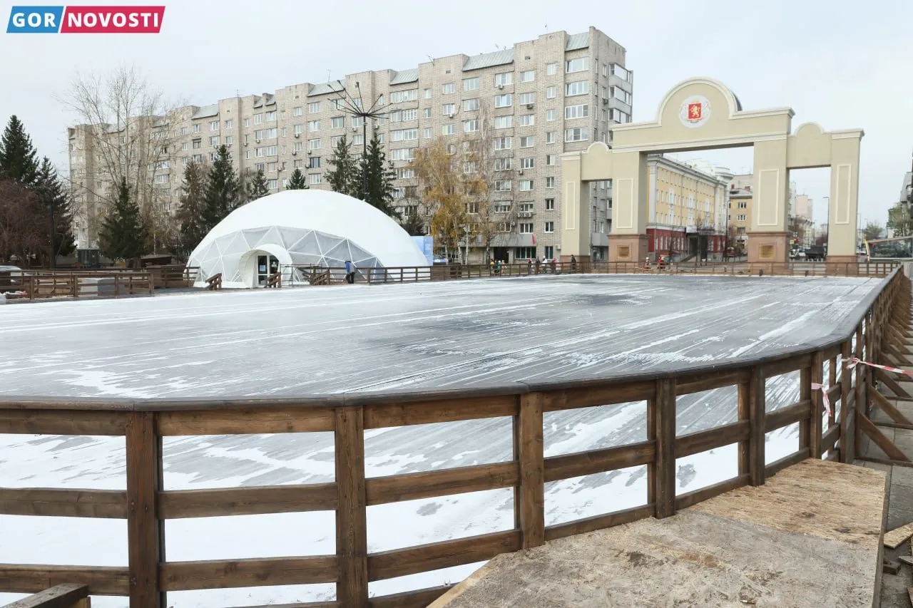 В Красноярске завершают обустройство катка на Стрелке