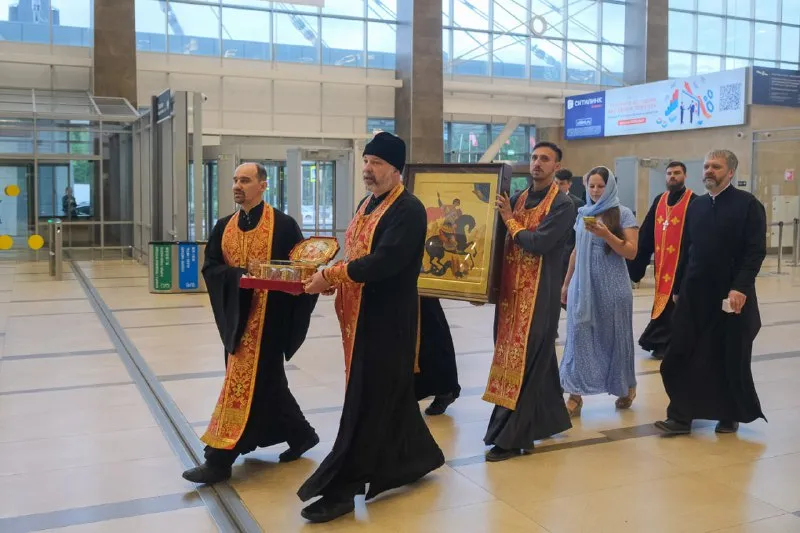 В Красноярск доставили мощи святого Георгия Победоносца