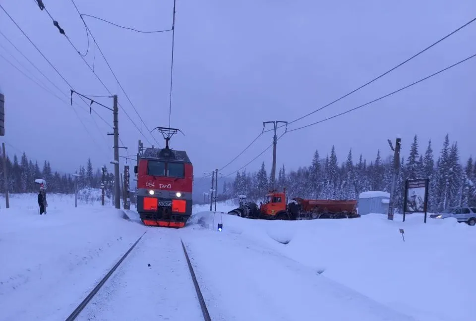 В Красноярском крае поезд на железнодорожных путях снес КАМАЗ