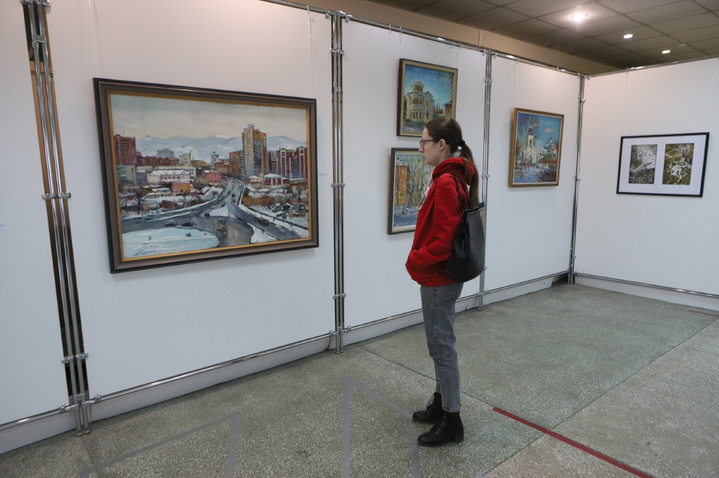 В Арт-галерее «13А» открылась выставка «Портрет Красноярска»