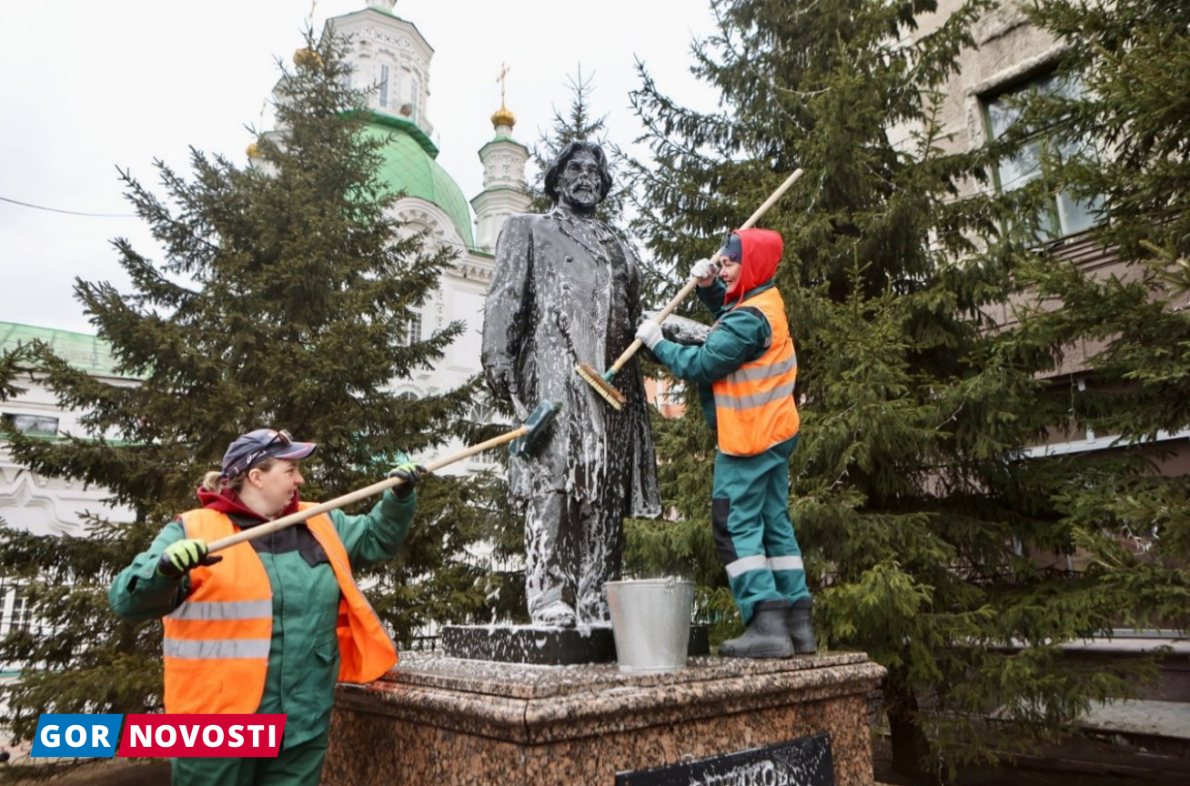 В Красноярске моют памятники после зимы