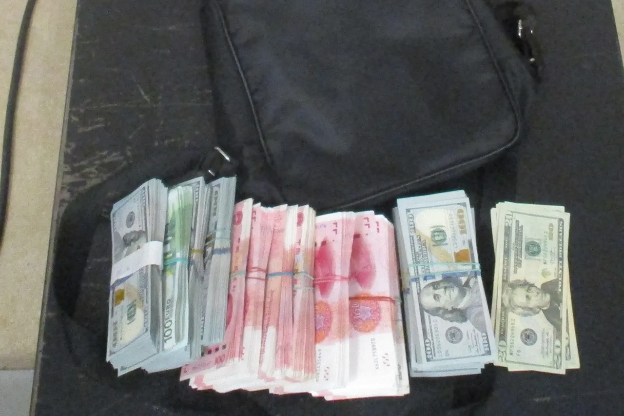 В аэропорту Красноярск задержали контрабандиста с 65 тысячами долларов
