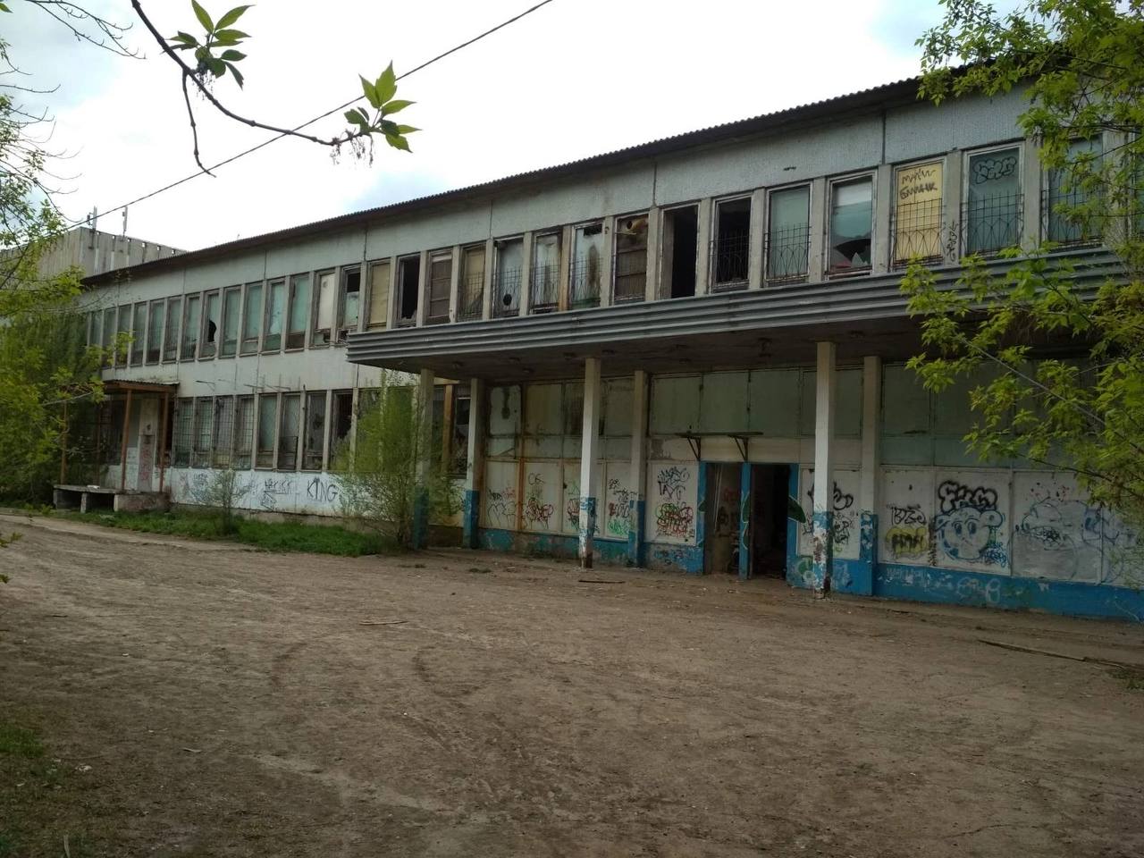 В Красноярске снесут заброшенное здание на улице Парашютной