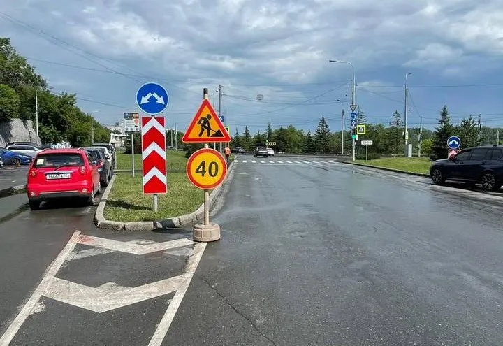 В Красноярске устраняют колейность на участке улицы Дубровинского