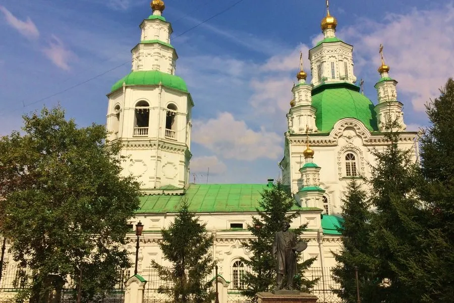 В центре Красноярска на двое суток запретили парковать машины