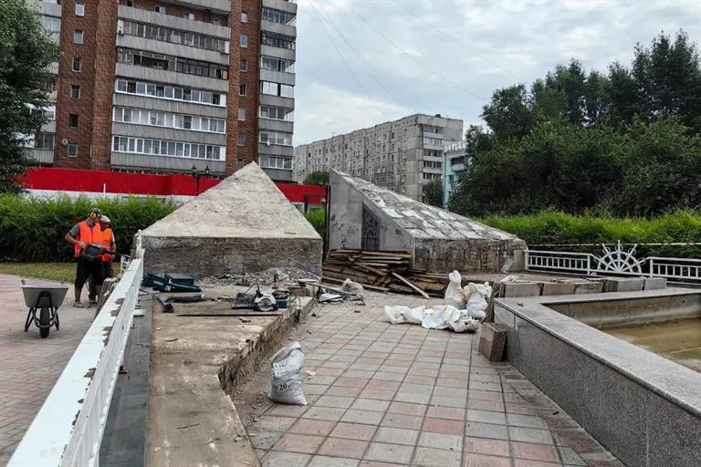В Красноярске на улице Коломенской начали ремонтировать фонтан «Ладья»