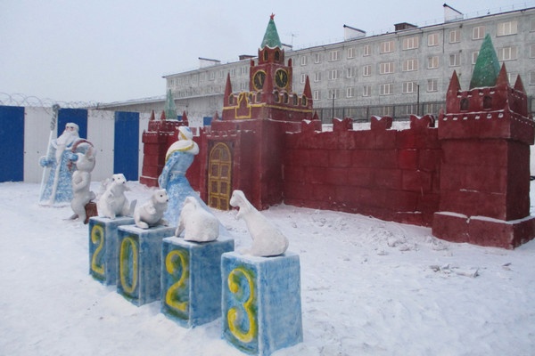 Осужденные Красноярского края сделали более 100 фигур из снега и льда