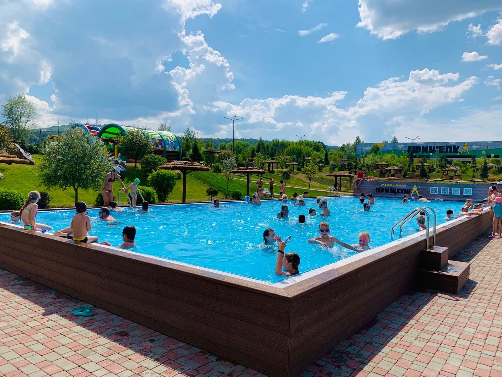 В Красноярске закрывают уличные бассейны