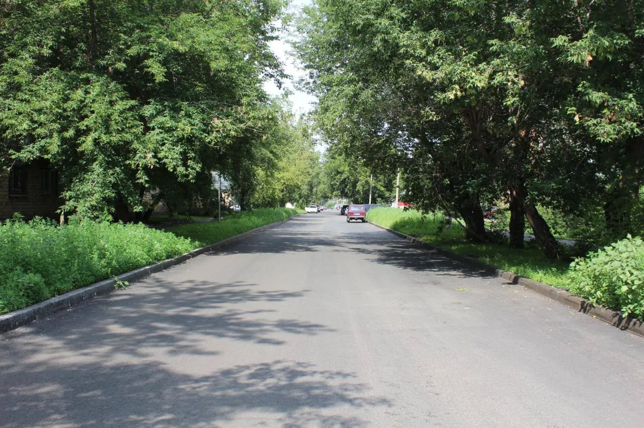 В Красноярске уложили асфальт на двух участках улицы Красномосковской