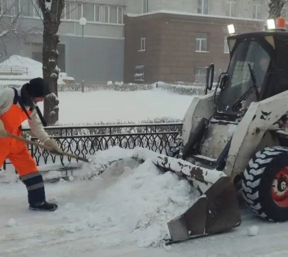 В Красноярске более 100 дорожников вышли чистить улицы города
