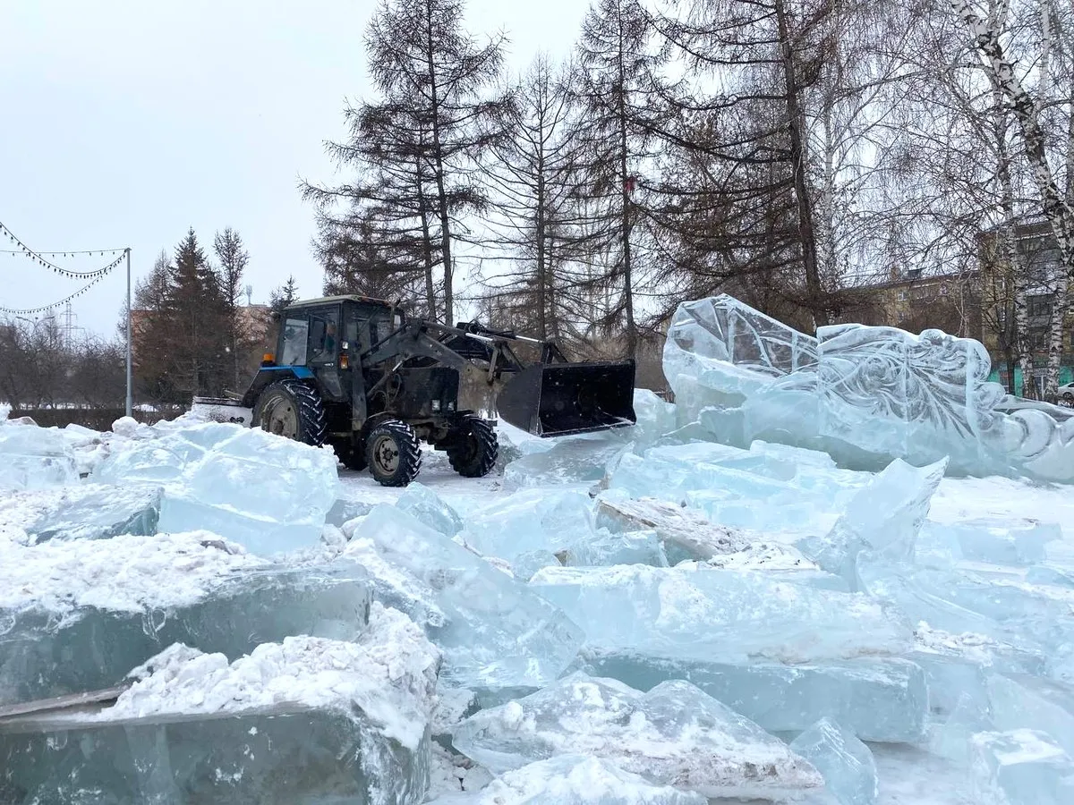 В Октябрьском районе Красноярска убрали ледовый городок
