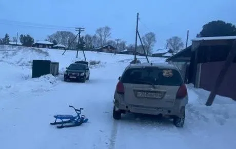 В Красноярском крае женщина-водитель «Тойоты» наехала на снегокат с 11-летним мальчиком