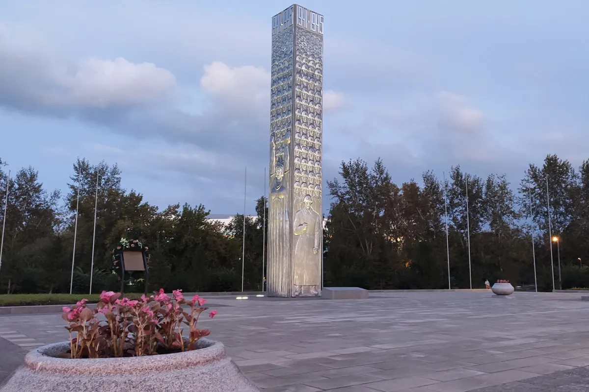 В Красноярске отреставрировали памятную стелу в парке Гвардейском