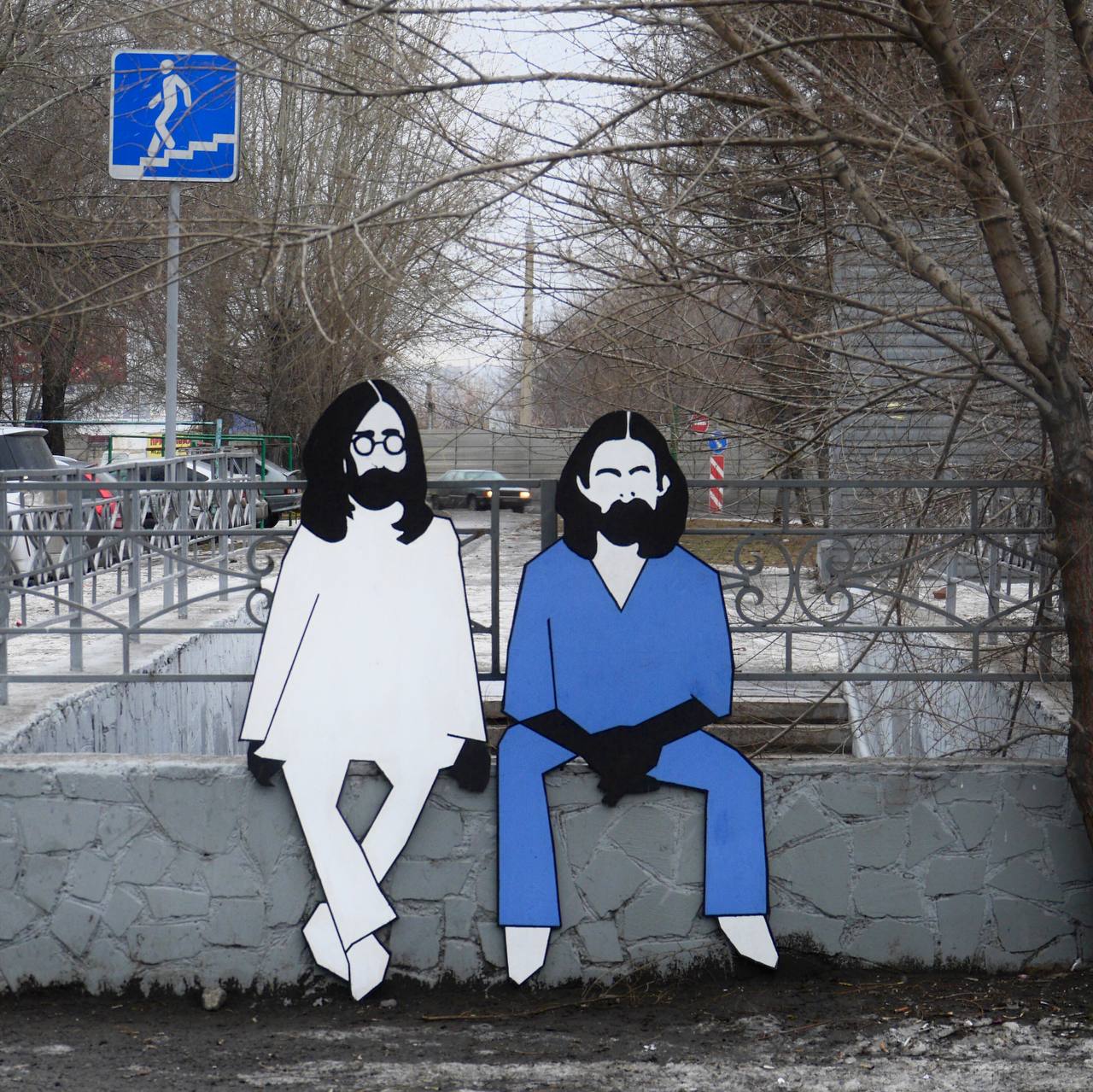 На правом берегу Красноярска появился новый стрит-арт с The Beatles