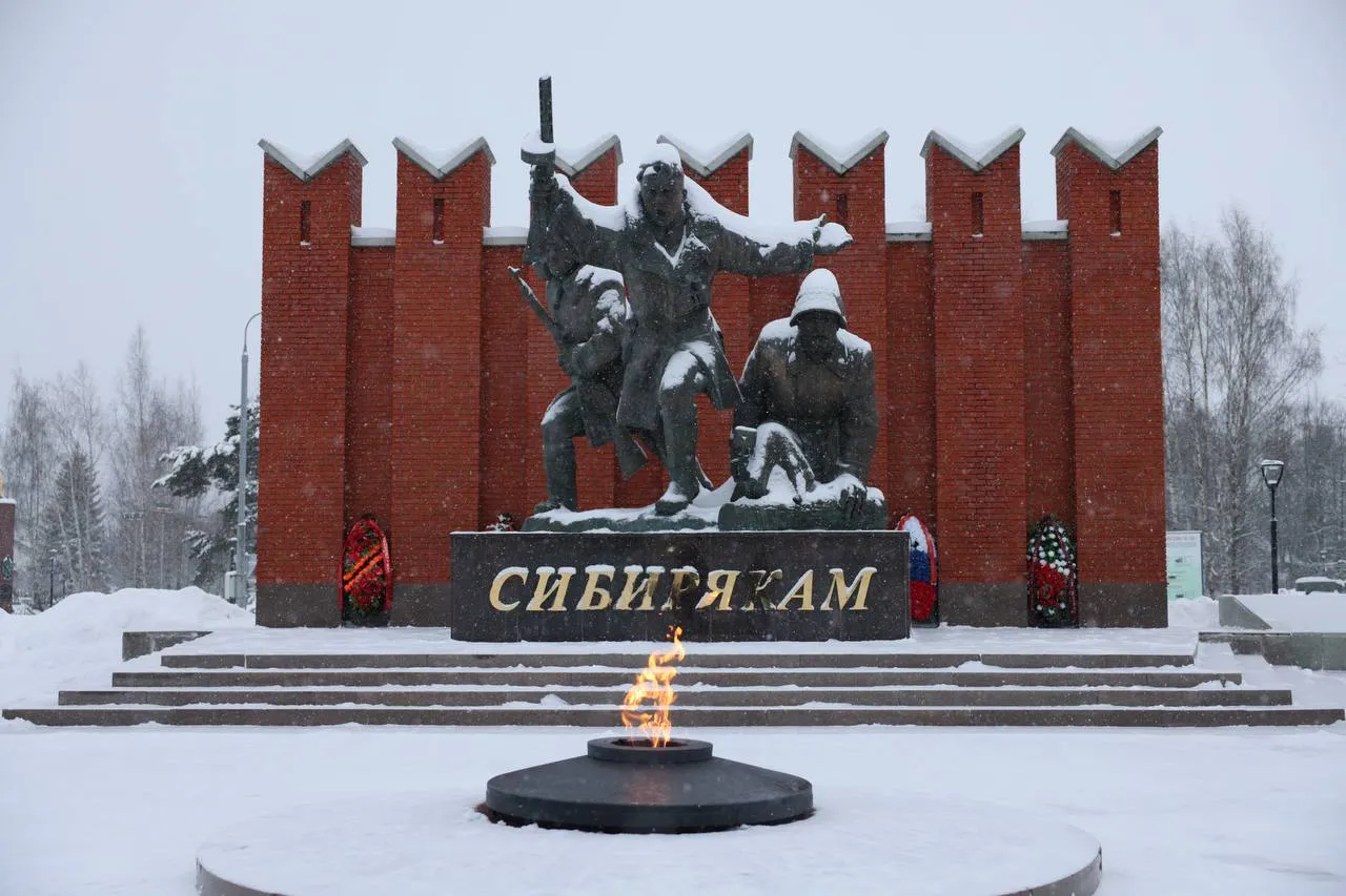 Глава Красноярского края возложил цветы к мемориалу «Воинам-сибирякам»