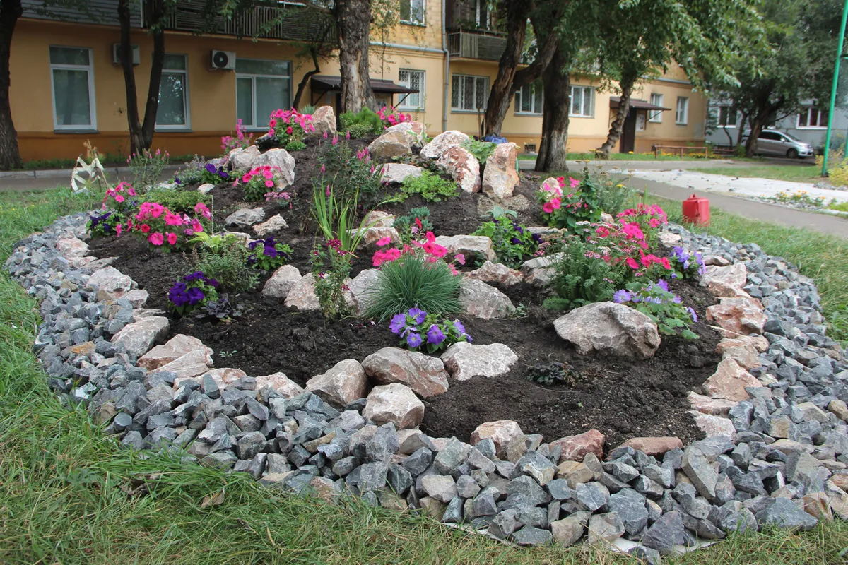 В Красноярске озеленили 100 дворов
