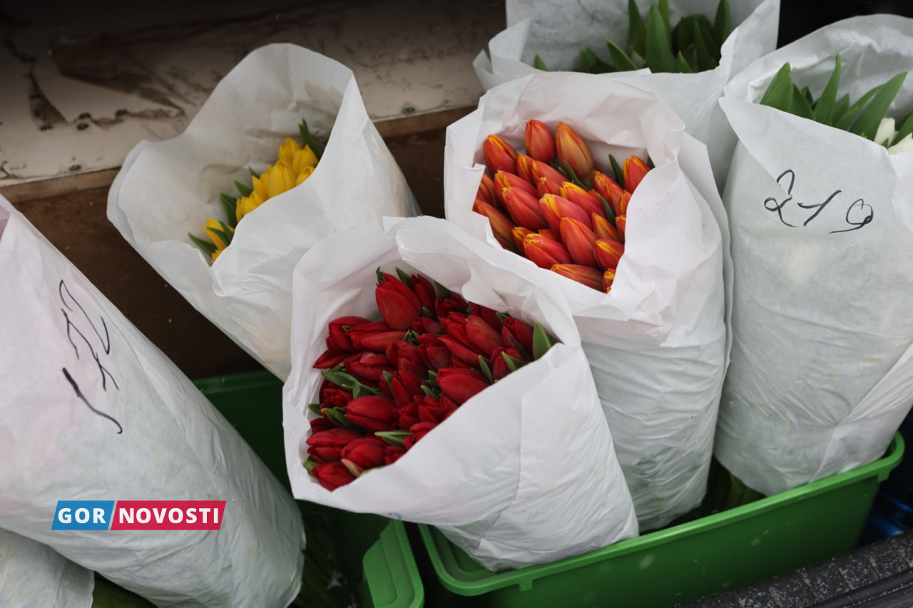 На улицах Красноярска начали продавать тюльпаны к 8 Марта