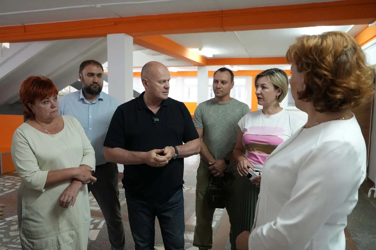 Владислав Логинов проверил ход подготовки школ в Солнечном к новому учебному году