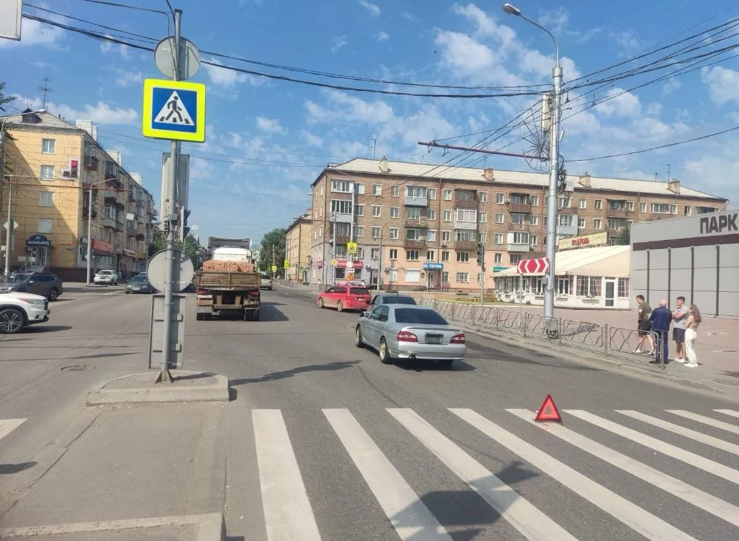 В Красноярске двое детей попали под колеса машин