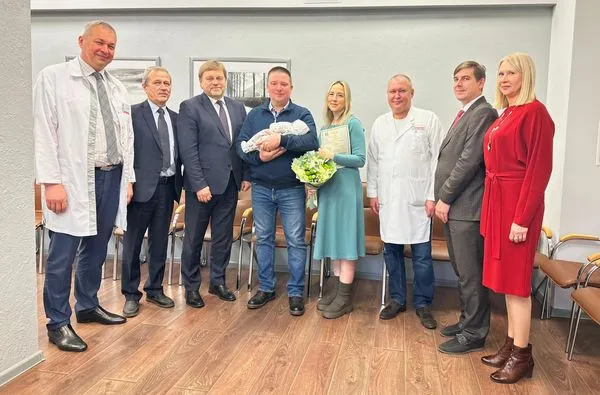 В Краевом центре охраны материнства и детства прошло торжественное вручение первого свидетельства о рождении
