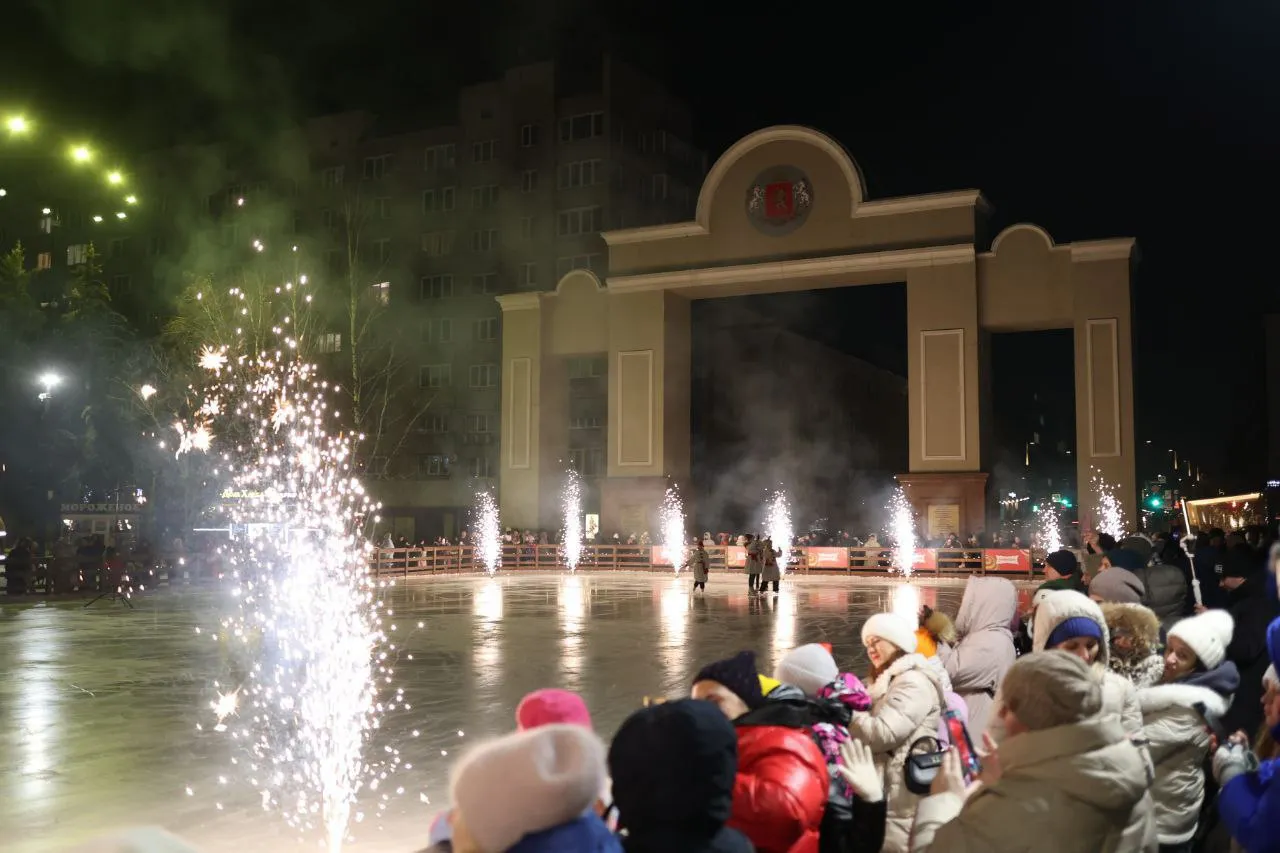 Каток на Стрелке приводят в порядок после активных выходных
