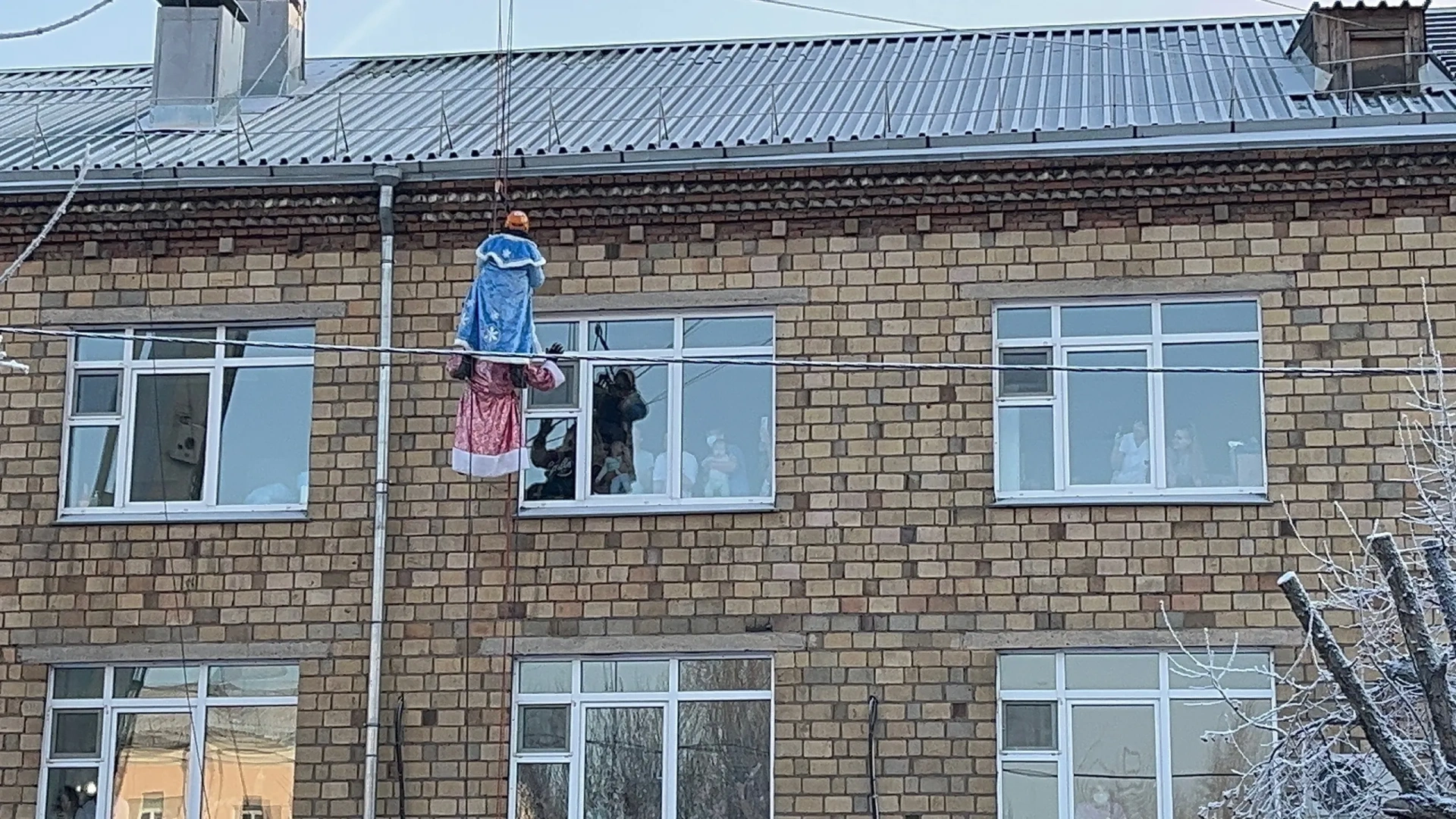 В Красноярске Дед Мороз-альпинист поздравил маленьких пациентов 20-й больницы