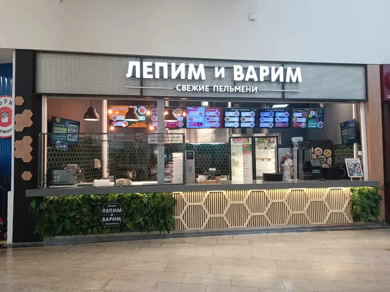 В Красноярске в ТРЦ «Планета» открылась пельменная «Лепим и варим»