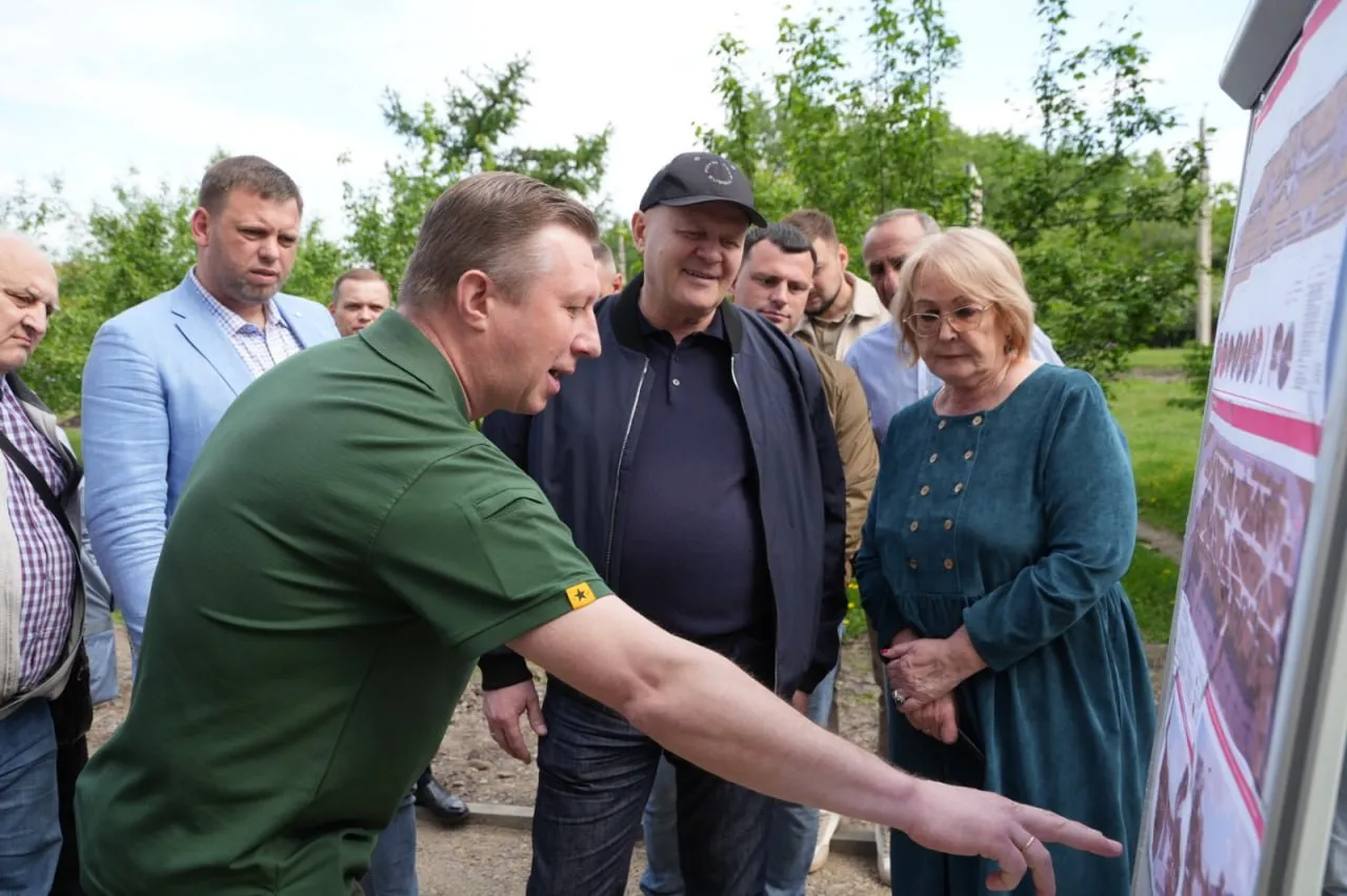 Мэр Владислав Логинов проверил ход благоустройства в скверах Пограничников и «Каменный городок»