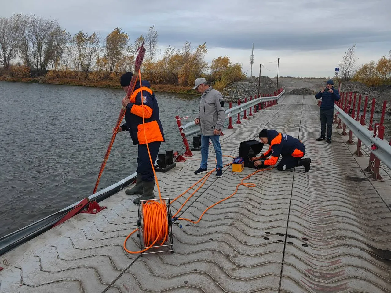 В Ачинске с моста через реку Чулум упал грузовик