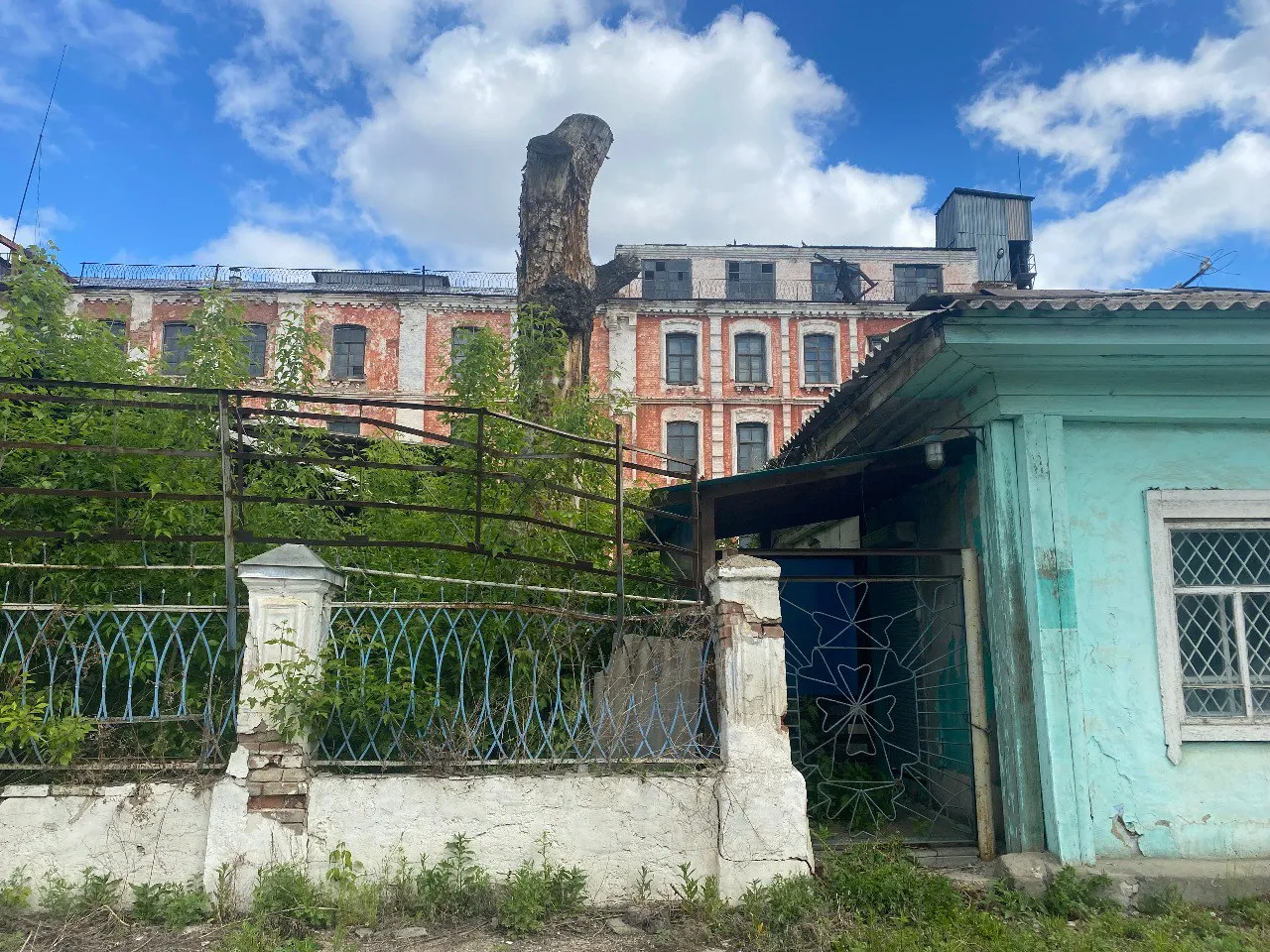 В Красноярском крае компанию школьников расстреляли на заброшенном складе