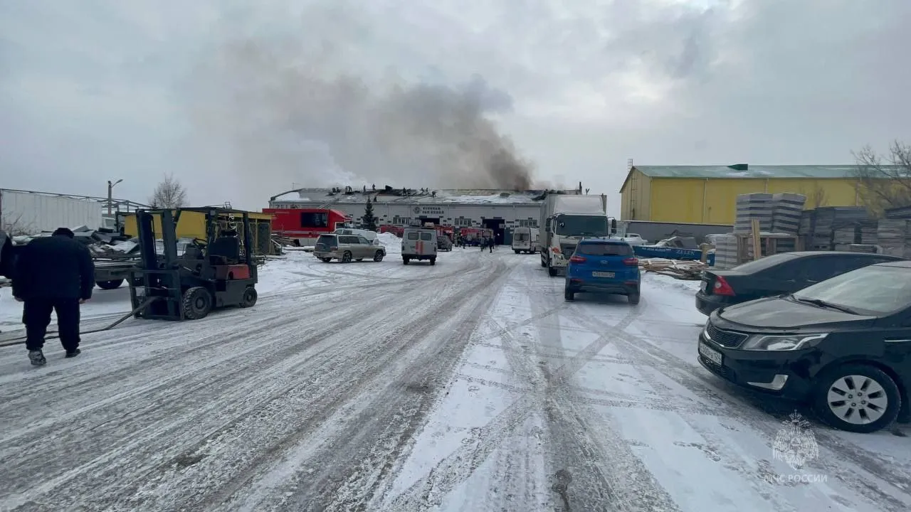 В Красноярске на Полигонной загорелся завод ZELEN