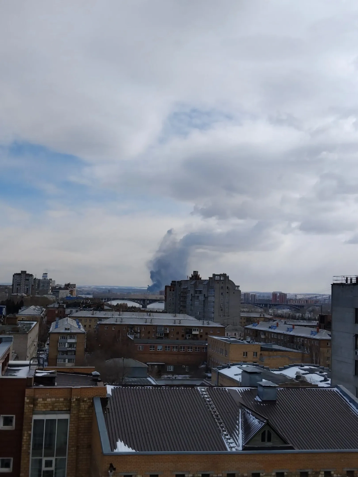 В красноярских Черемушках загорелась заброшенная промбаза