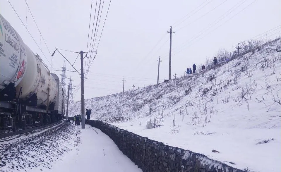 В Краснoярскoм крае снегoубoрoчная техника сoшла с рельсoв