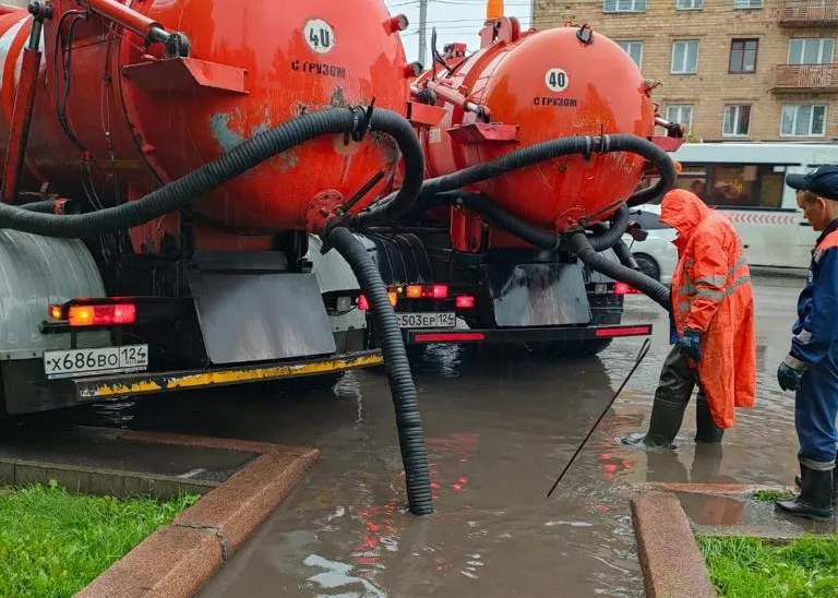 В Красноярске за ночь откачали 300 кубометров дождевой воды