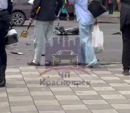 В Красноярске на улице Вавилова в ДТП разбился мотоциклист
