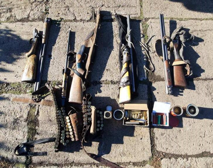 В Красноярском крае у троих соседей нашли целый арсенал оружия и боеприпасов